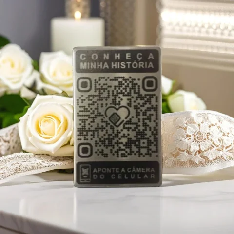 Medalhão físico do EmMemoria, em aço inox com QR Code gravado a laser